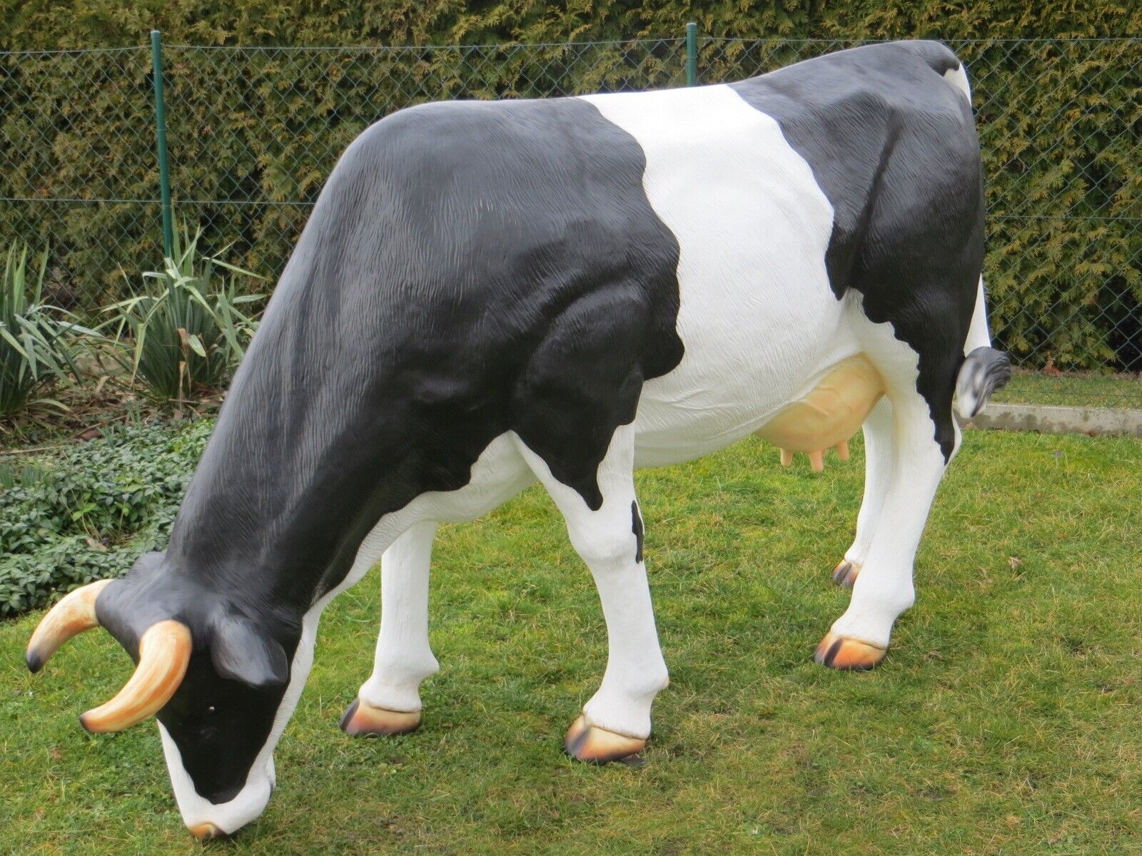 XXL Kuh lebensgross grasend ca. 230 cm Premium Gartendeko lebensecht Garten-Deko-Figur-