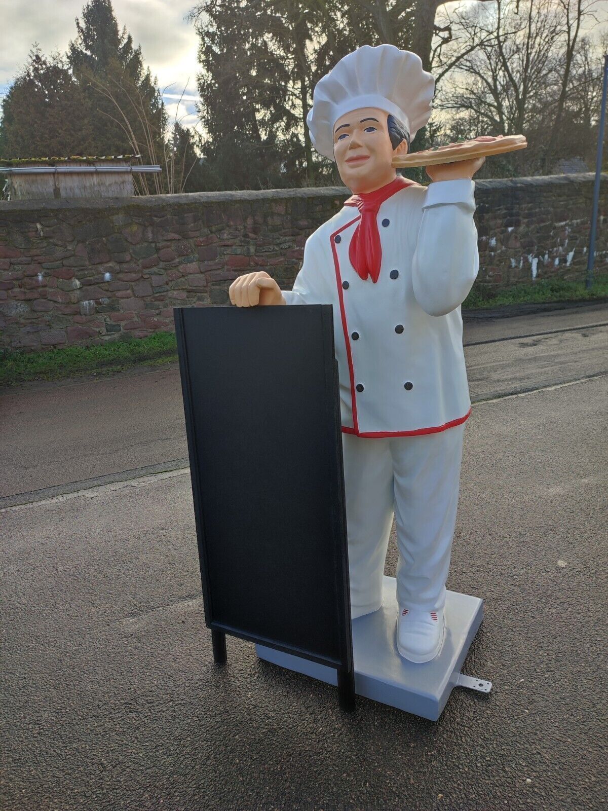 XXL Pizzabäcker mit Pizza und Holztafel 140cm Deko Figur Gastrofigur Restaurant