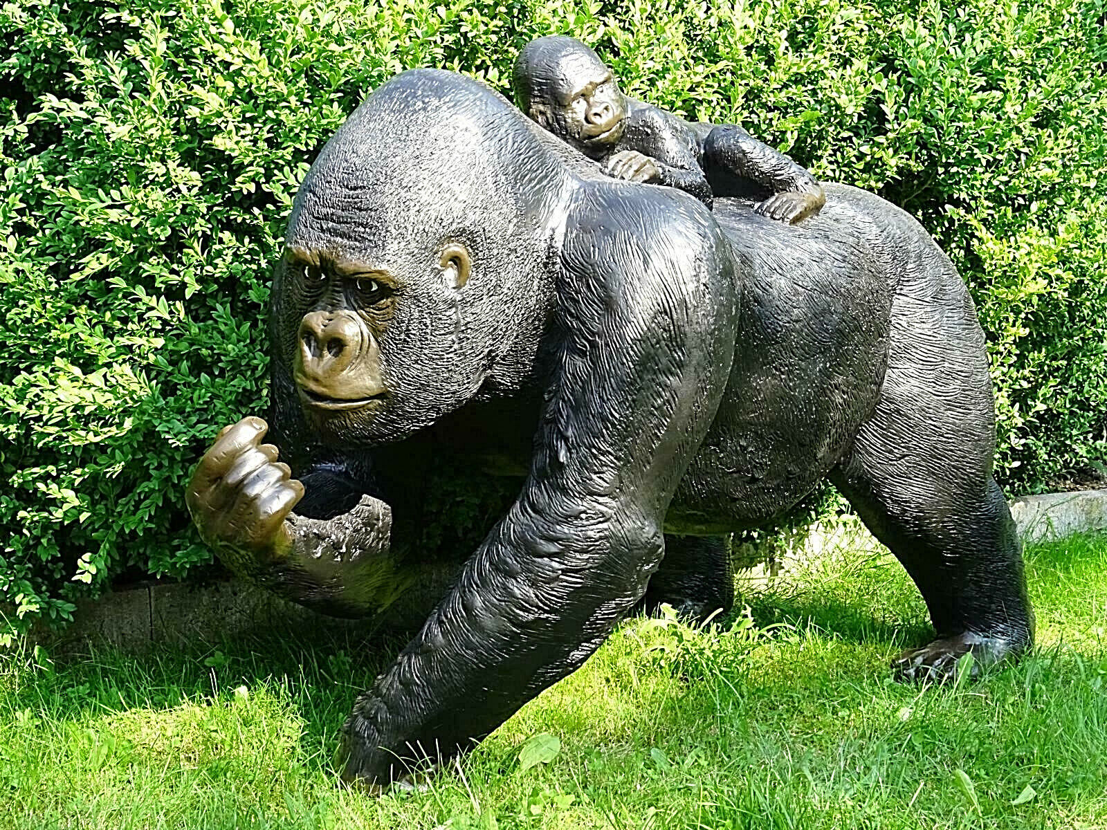 XXL Premium Gorilla mit Kind lebensgross Affe 120cm Dekoration Garten Deko Figur